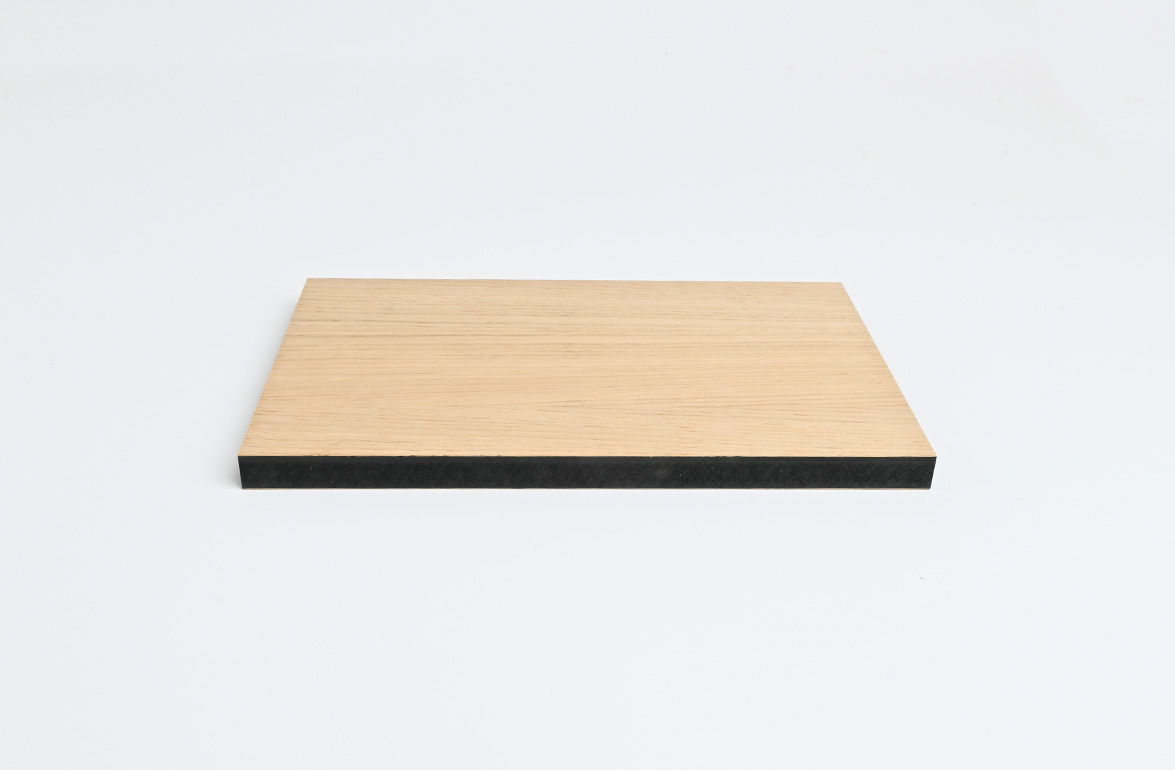 Sort MDF fineret med Eg Crown A/B, 80% PEFC